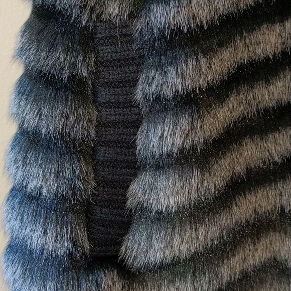 Chico's faux fur vest with side pockets - Picture 3 of 11
